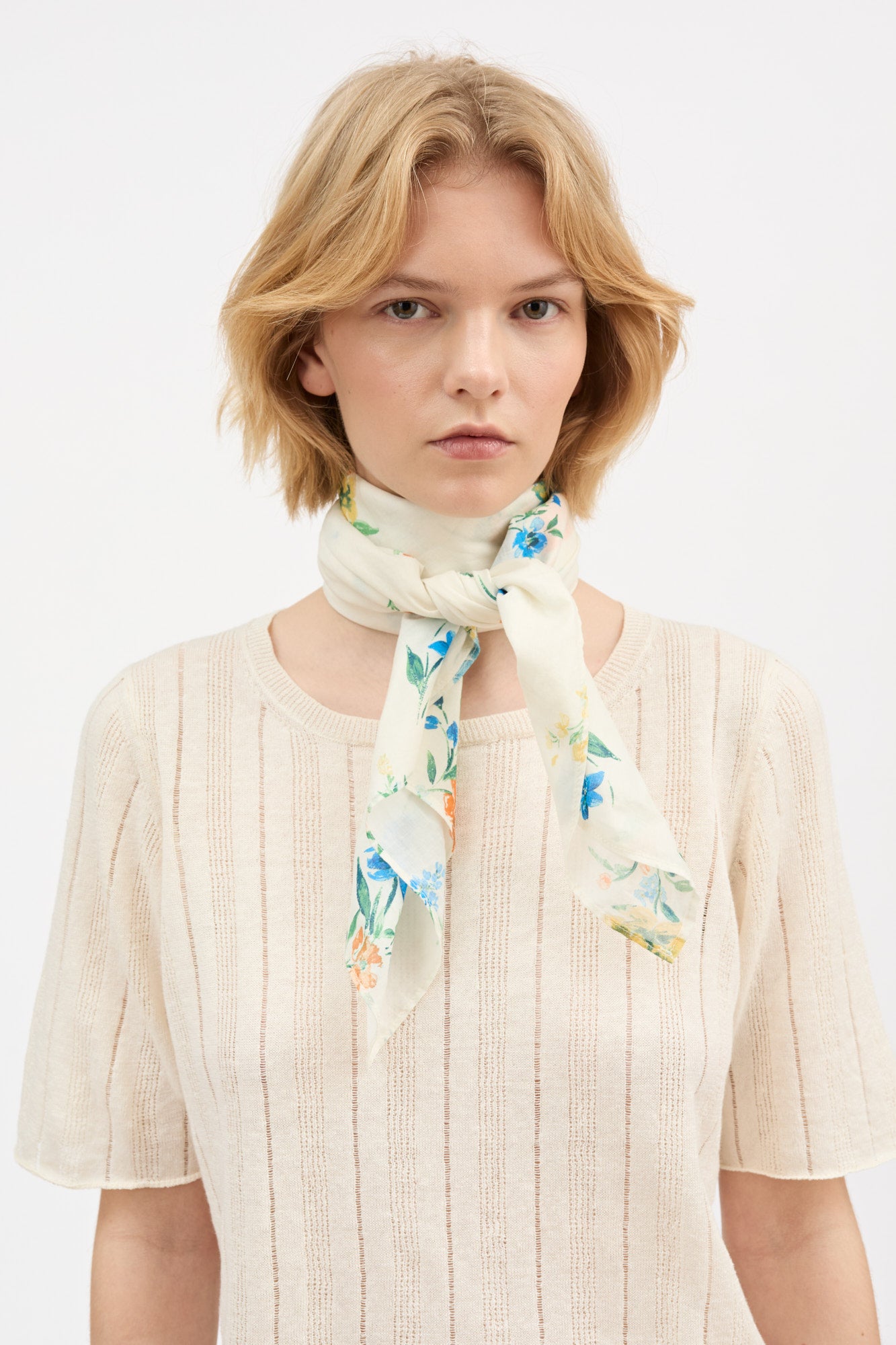 Skall Studio Daffodil scarf 90x90 Scarf Flower bouquet
