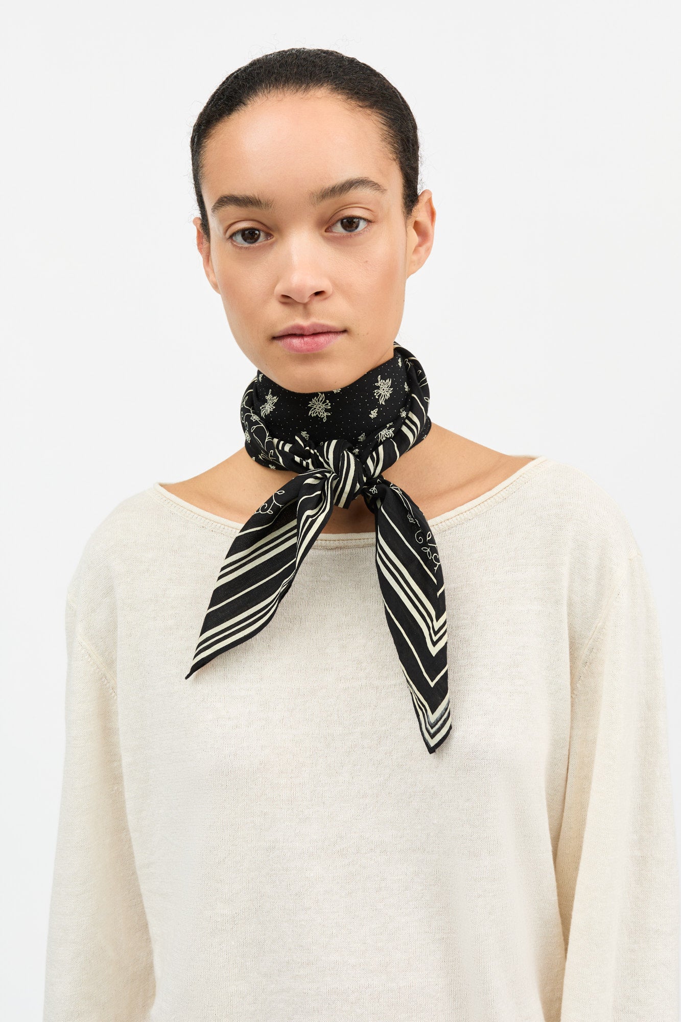 Skall Studio Skall classic scarf 90x90 Scarf Black/Light cream